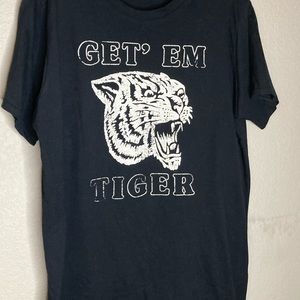 Get ‘Em Tiger Graphic Tee Women’s Tshirt Size L